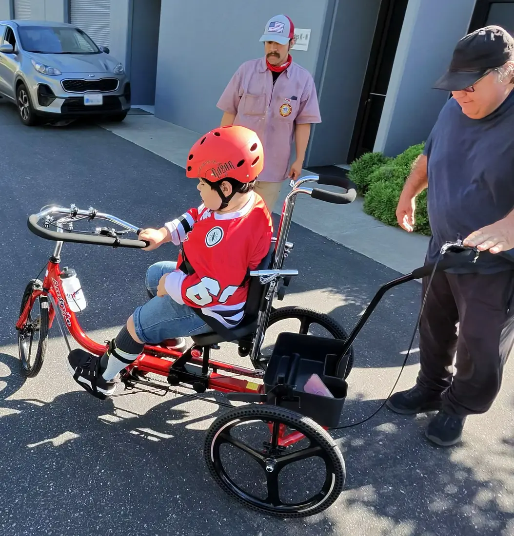Lukas riding his red Paceline 20.